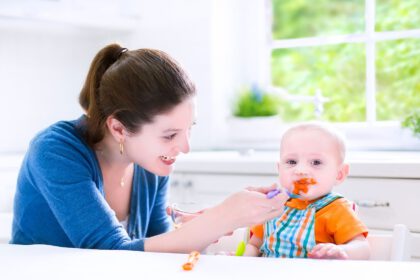 Hoe warm moet 't eerste hapje voor je baby zijn?