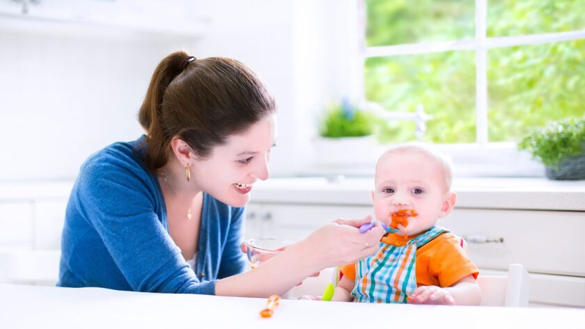 Hoe warm moet 't eerste hapje voor je baby zijn?