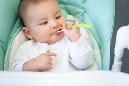 Baby zelf eten met lepel: vanaf wanneer?