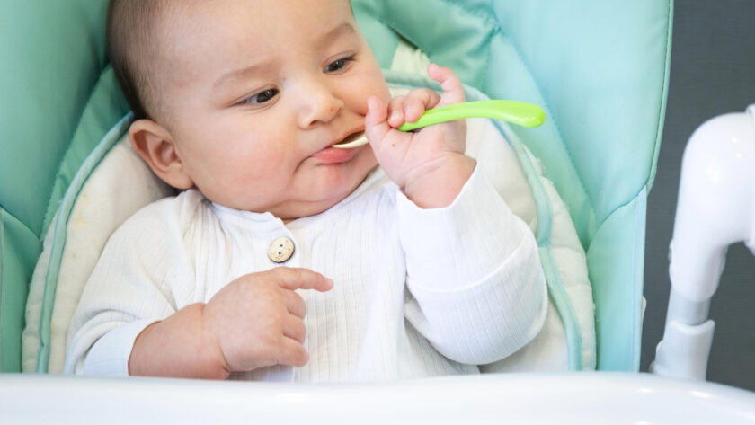 Baby zelf eten met lepel: vanaf wanneer?